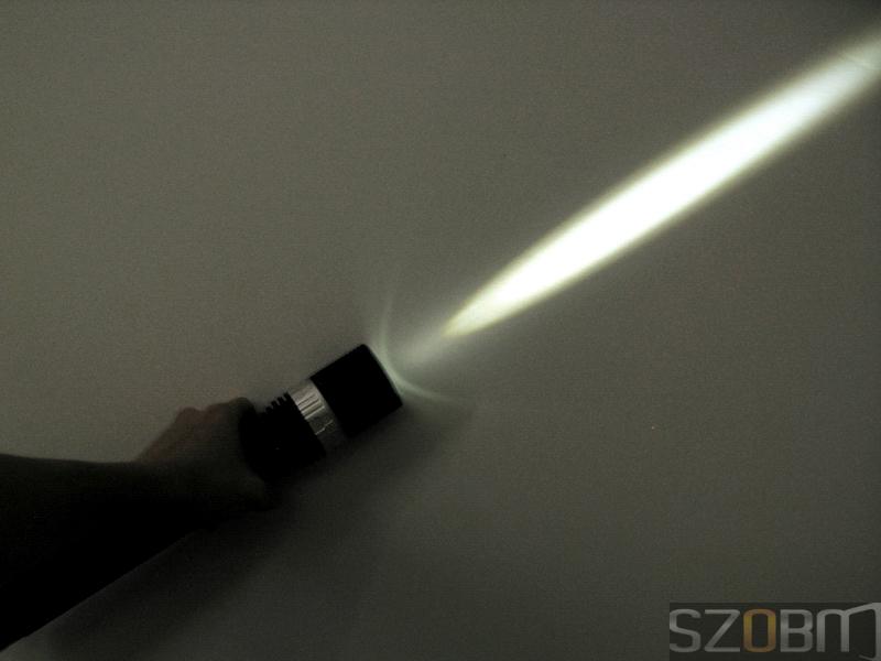 300LM CREE 5W Zoom Diving LED Flashlight With Hammer and Built-i